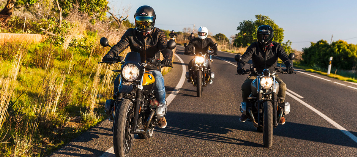 Motociklininko apranga – šalmas, striukė, pirštinės ir moto batai