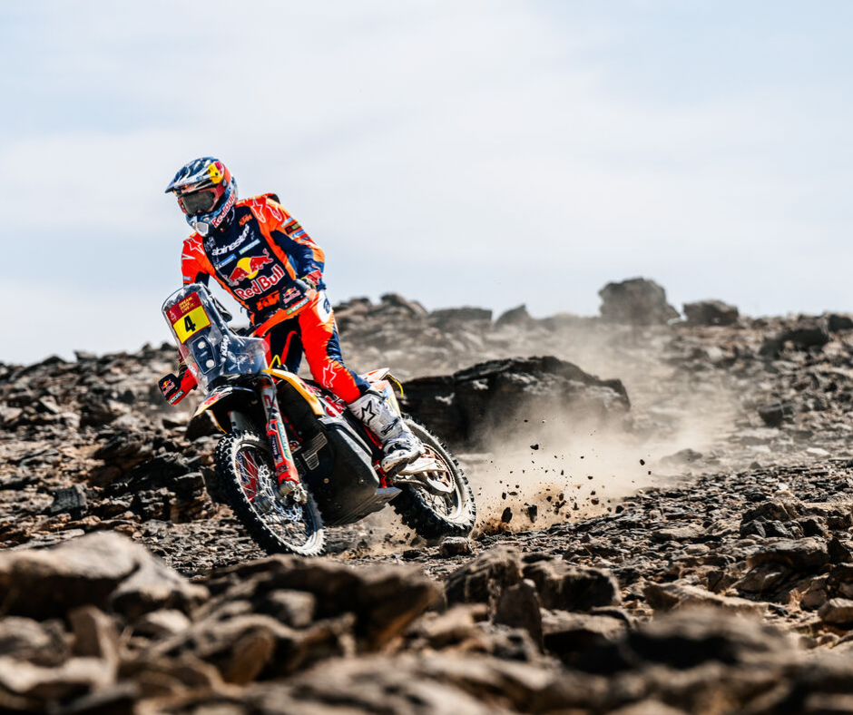 Dakaro ralio motociklininkas su rally-raid apsaugine apranga