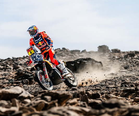 Dakaro ralio motociklininkas su rally-raid apsaugine apranga