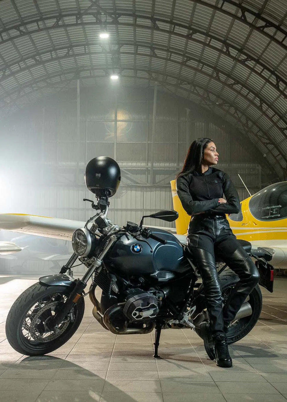 BIA BLACK – apsauginis motociklininkės apatinis sluoksnis / vientisas kostiumas